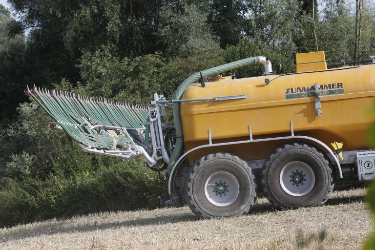 The Green Revolution: Transforming Your Lawn with Eco-Friendly Fertilization